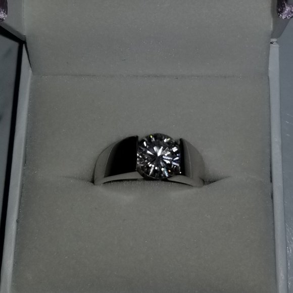 Doveggs Moissanite Ring - Picture 2 of 8